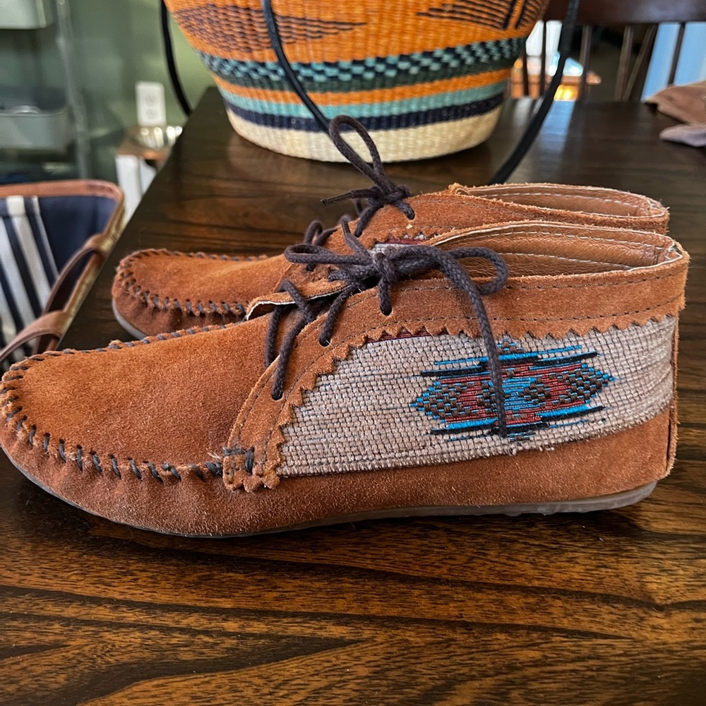 Minnetonka Moccasins Size 9